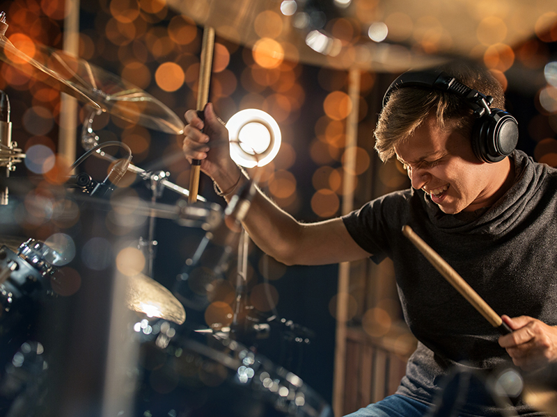 Finde den Sound Deines Lebens: Ein junger Mann spielt enthusiastisch Schlagzeug